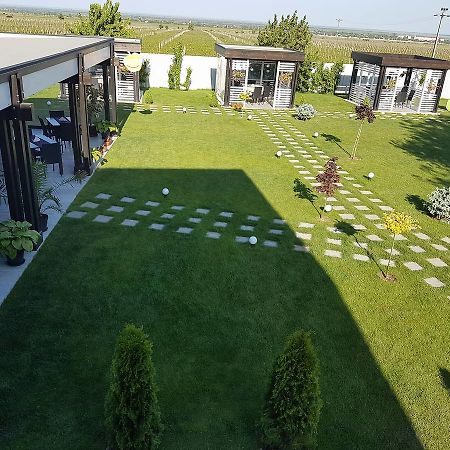 Hotel Mondrian Event & Garden Popesti  Esterno foto
