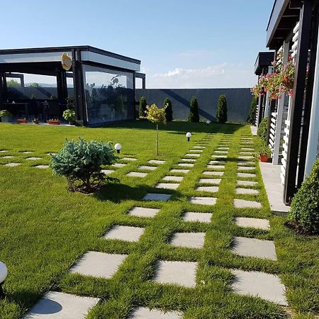 Hotel Mondrian Event & Garden Popesti  Esterno foto