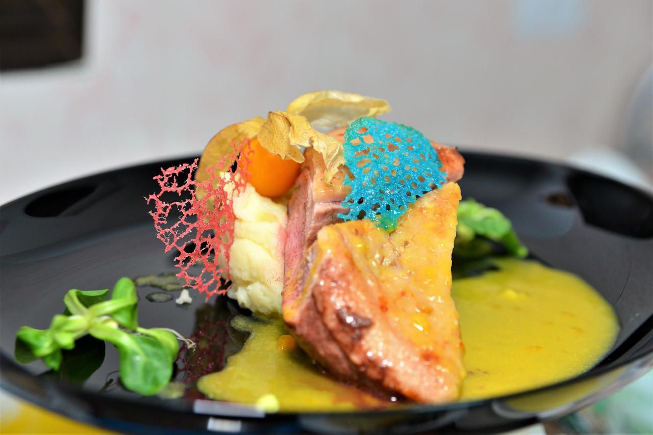 Hotel Mondrian Event & Garden Popesti  Esterno foto