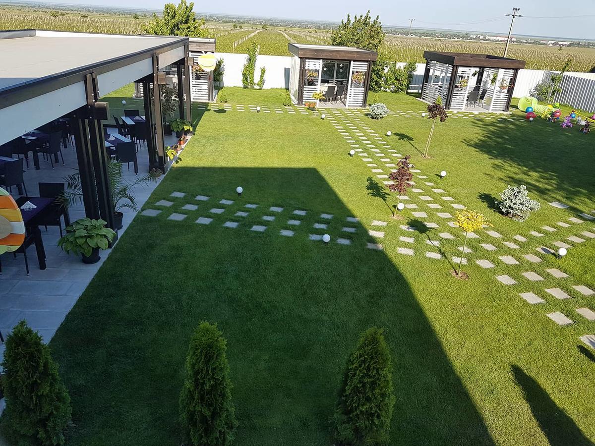 Hotel Mondrian Event & Garden Popesti  Esterno foto