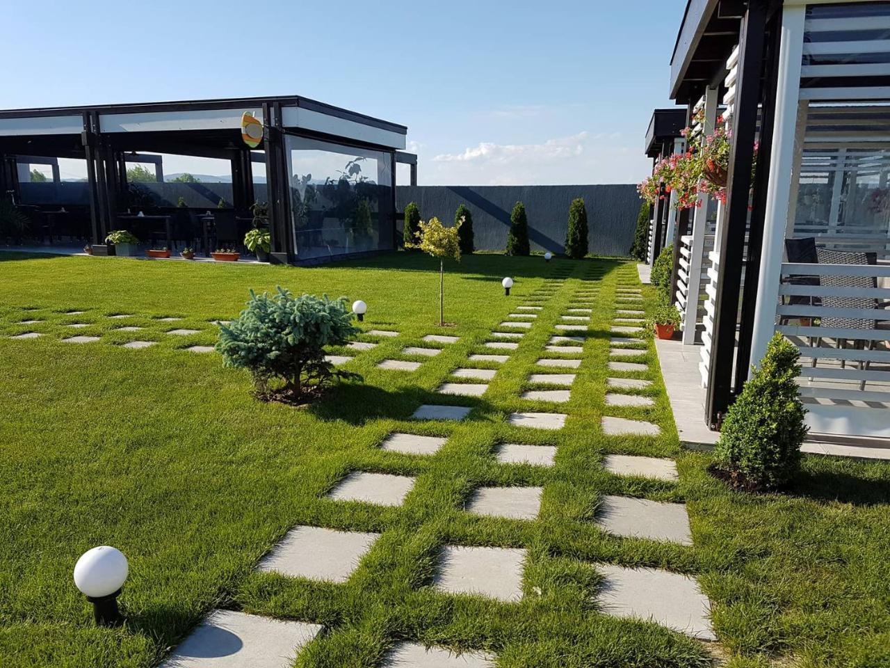 Hotel Mondrian Event & Garden Popesti  Esterno foto